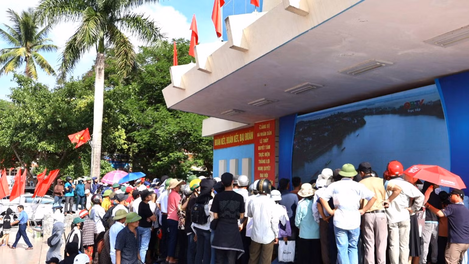 Ở ngay sảnh Trung tâm Văn hóa huyện, Ban tổ chức đặt một màn ảnh lớn phục vụ người dân theo dõi cuộc đua, bơi dọc theo dòng sông qua kênh truyền trực tiếp.