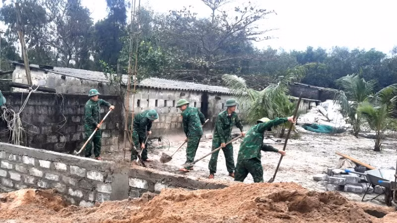 Đoàn viên, thanh niên Bộ đội Biên phòng Quảng Bình tham gia thi công nhà cho hộ nghèo trong tỉnh. Đoàn viên, thanh niên Bộ đội Biên phòng Quảng Bình tham gia thi công nhà cho hộ nghèo trong tỉnh.