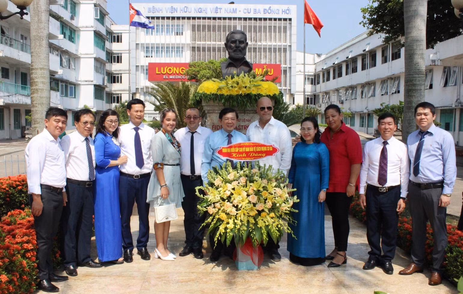 Các đại biểu dâng hoa tại tượng Chủ tịch Fidel Castro trong khuôn viên Bệnh viện hữu nghị Việt Nam-Cuba Đồng Hới. Các đại biểu dâng hoa tại tượng Chủ tịch Fidel Castro trong khuôn viên Bệnh viện hữu nghị Việt Nam-Cuba Đồng Hới.