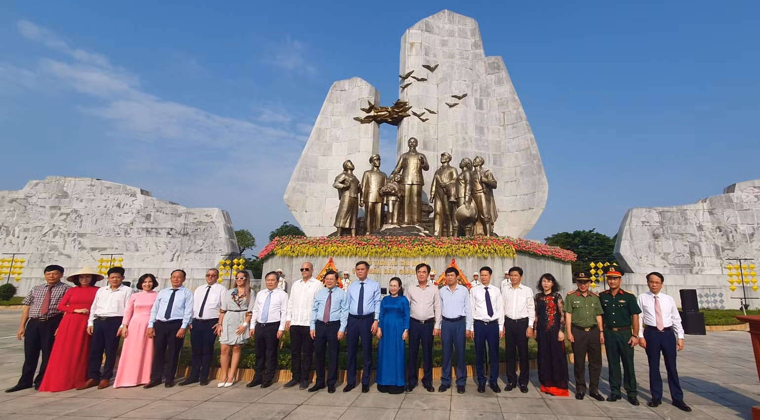 Các đại biểu chụp ảnh lưu niệm trước tượng đài Chủ tịch Hồ Chí Minh với nhân dân Quảng Bình Các đại biểu chụp ảnh lưu niệm trước tượng đài Chủ tịch Hồ Chí Minh với nhân dân Quảng Bình