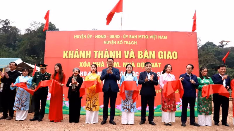 Các đồng chí lãnh đạo tỉnh Quảng Bình cắt băng khánh thành nhà “Đại đoàn kết” tại bản Cồn Roàng, xã Thượng Trạch Các đồng chí lãnh đạo tỉnh Quảng Bình cắt băng khánh thành nhà “Đại đoàn kết” tại bản Cồn Roàng, xã Thượng Trạch