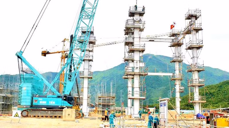 Thi công dự án Nhà máy nhiệt điện Quảng Trạch 1 ở huyện Quảng Trạch (Quảng Bình).