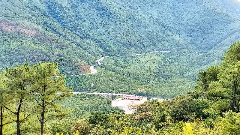 Quốc lộ 1A (cũ) hay còn gọi là đường thiên lý bắc-nam qua đèo Ngang