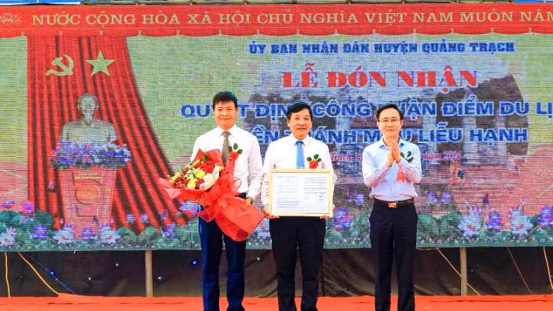 Phó Chủ tịch tỉnh Quảng Bình Hoàng Xuân Tân trao quyết định điểm du lịch Đền thờ Thánh mẫu Liễu Hạnh cho lãnh đạo huyện Quảng Trạch