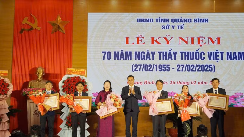 Lãnh đạo tỉnh Quảng Bình trao tặng danh hiệu Thầy thuốc Ưu tú cho các cá nhân tiêu biểu, có nhiều đóng góp trong ngành y tế tỉnh. Lãnh đạo tỉnh Quảng Bình trao tặng danh hiệu Thầy thuốc Ưu tú cho các cá nhân tiêu biểu, có nhiều đóng góp trong ngành y tế tỉnh.