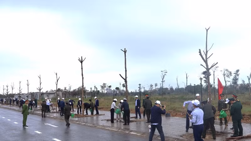 Các đại biểu tỉnh Quảng Bình tham gia trồng cây đầu xuân.