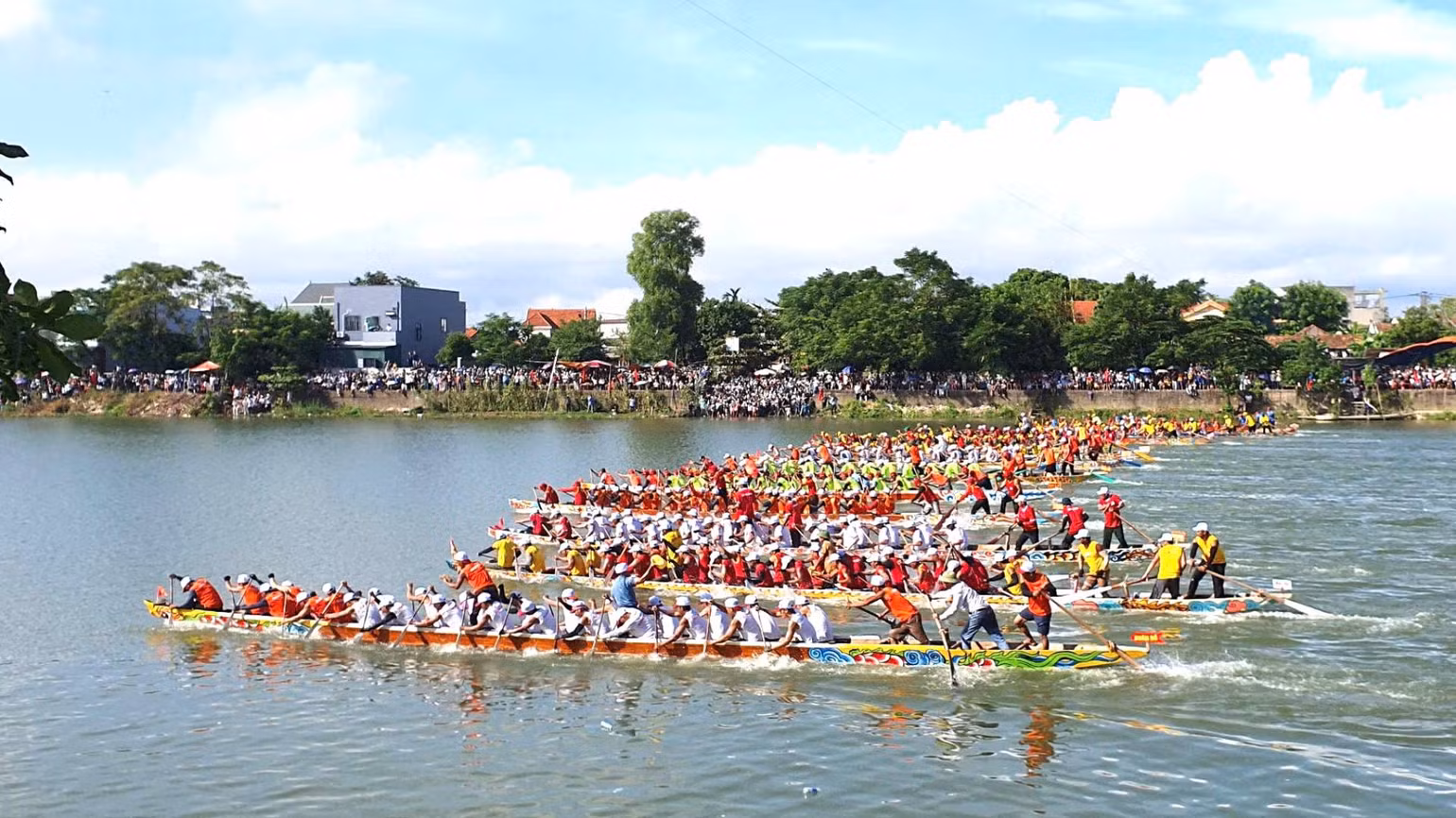 Sau khoảng 20 phút, thuyền đua nữ trở về hạ nguồn sông Kiến Giang thì thuyền bơi nam chia làm 2 bảng bước vào vạch xuất phát.