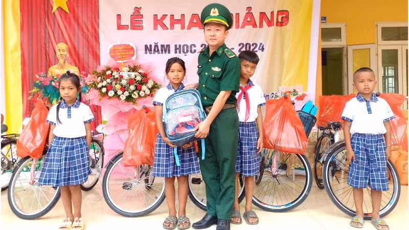 Bộ đội biên phòng Quảng Bình tặng cặp cho học sinh có hoàn cảnh khó khăn.
