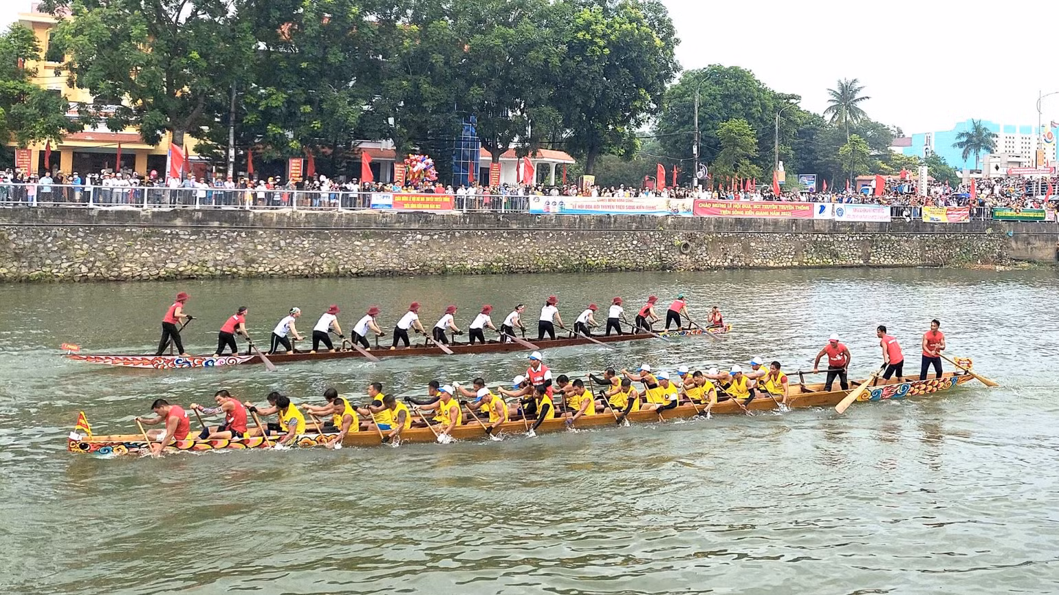 “Bơi về, đua lên” là cụm từ mà người dân Lệ Thủy thường nói để chỉ sự huyên náo, đan xen của lễ hội bơi đua truyền thống trên dòng Kiến Giang mừng Tết Độc lập. “Bơi về, đua lên” là cụm từ mà người dân Lệ Thủy thường nói để chỉ sự huyên náo, đan xen của lễ hội bơi đua truyền thống trên dòng Kiến Giang mừng Tết Độc lập.