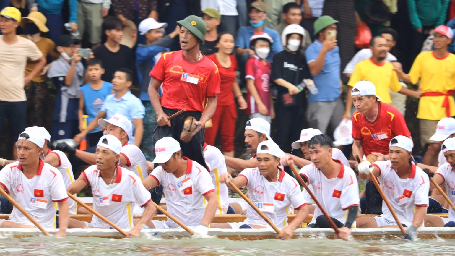 Trên mỗi thuyền bơi, người chỉ huy liên tục gõ mõ hiệu lệnh, hô vang “hô lên hô lên”, trai bơi theo tiếng mõ vục mạnh, sâu mái dầm trong nước để hợp sức đẩy con thuyền đi nhanh. Trên mỗi thuyền bơi, người chỉ huy liên tục gõ mõ hiệu lệnh, hô vang “hô lên hô lên”, trai bơi theo tiếng mõ vục mạnh, sâu mái dầm trong nước để hợp sức đẩy con thuyền đi nhanh.