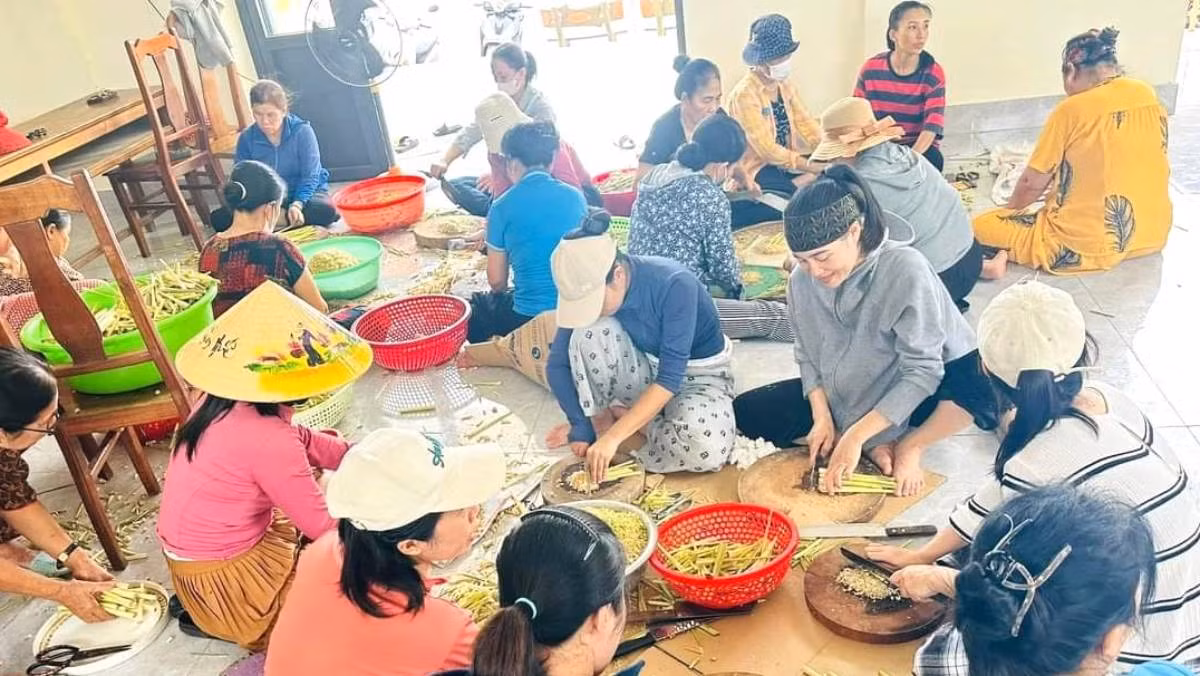 Các mẹ, các chị ở phường Phú Hải, thành phố Đồng Hới mua thịt lợn, các nguyên liệu rồi mỗi người một việc để chế biến món thịt ruốc sả. Các mẹ, các chị ở phường Phú Hải, thành phố Đồng Hới mua thịt lợn, các nguyên liệu rồi mỗi người một việc để chế biến món thịt ruốc sả.