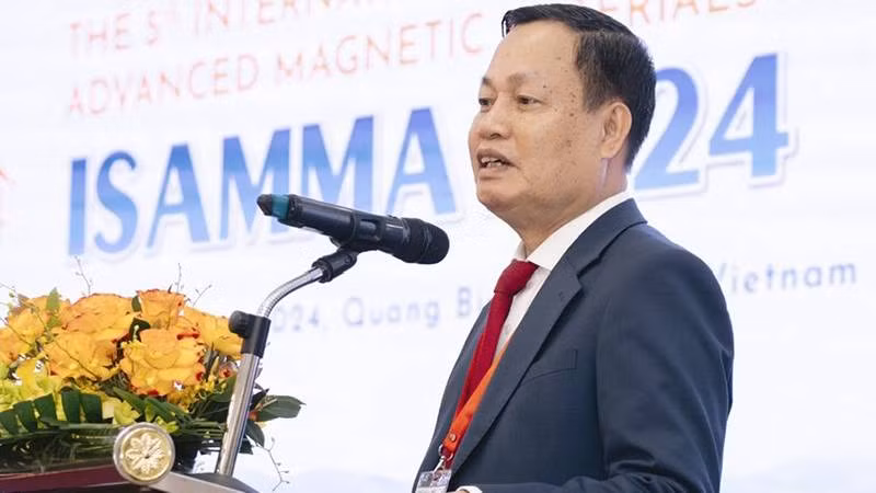 Giáo sư, Tiến sĩ Nguyễn Hữu Đức, Chủ tịch Chi hội Vật lý từ học Việt Nam phát biểu khai mạc. Giáo sư, Tiến sĩ Nguyễn Hữu Đức, Chủ tịch Chi hội Vật lý từ học Việt Nam phát biểu khai mạc.