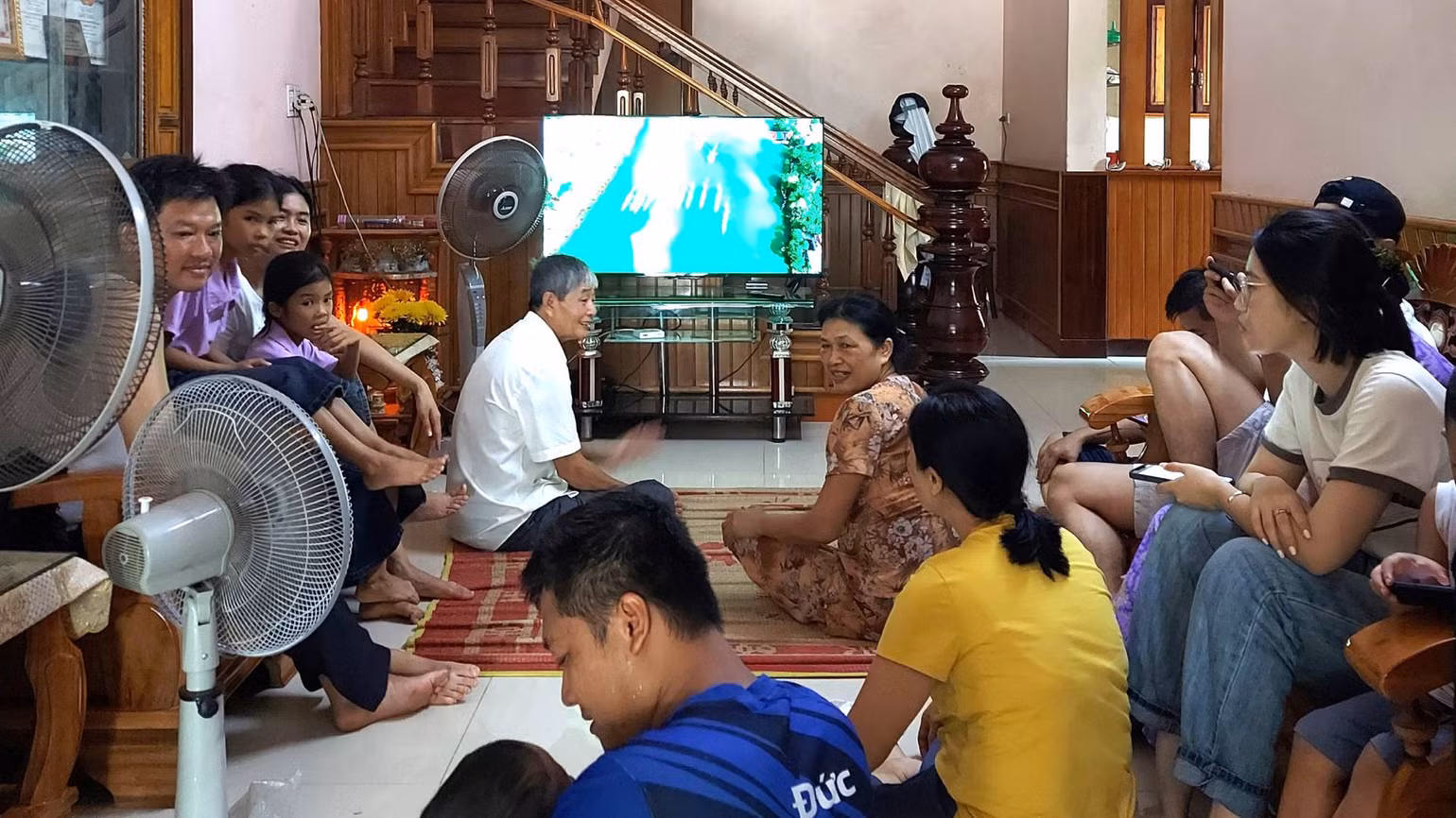 Nhiều gia đình ở Lệ Thủy vừa kết hợp xem đua, bơi thuyền trực tiếp, vừa xem qua kênh truyền hình tỉnh Quảng Bình khi các đội đua đã đi qua làng mình.