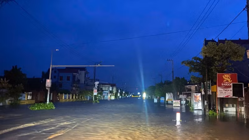 Trong đêm qua, nước lũ vẫn chảy tràn qua Quốc lộ 1A đoạn qua huyện Quảng Ninh. Trong đêm qua, nước lũ vẫn chảy tràn qua Quốc lộ 1A đoạn qua huyện Quảng Ninh.