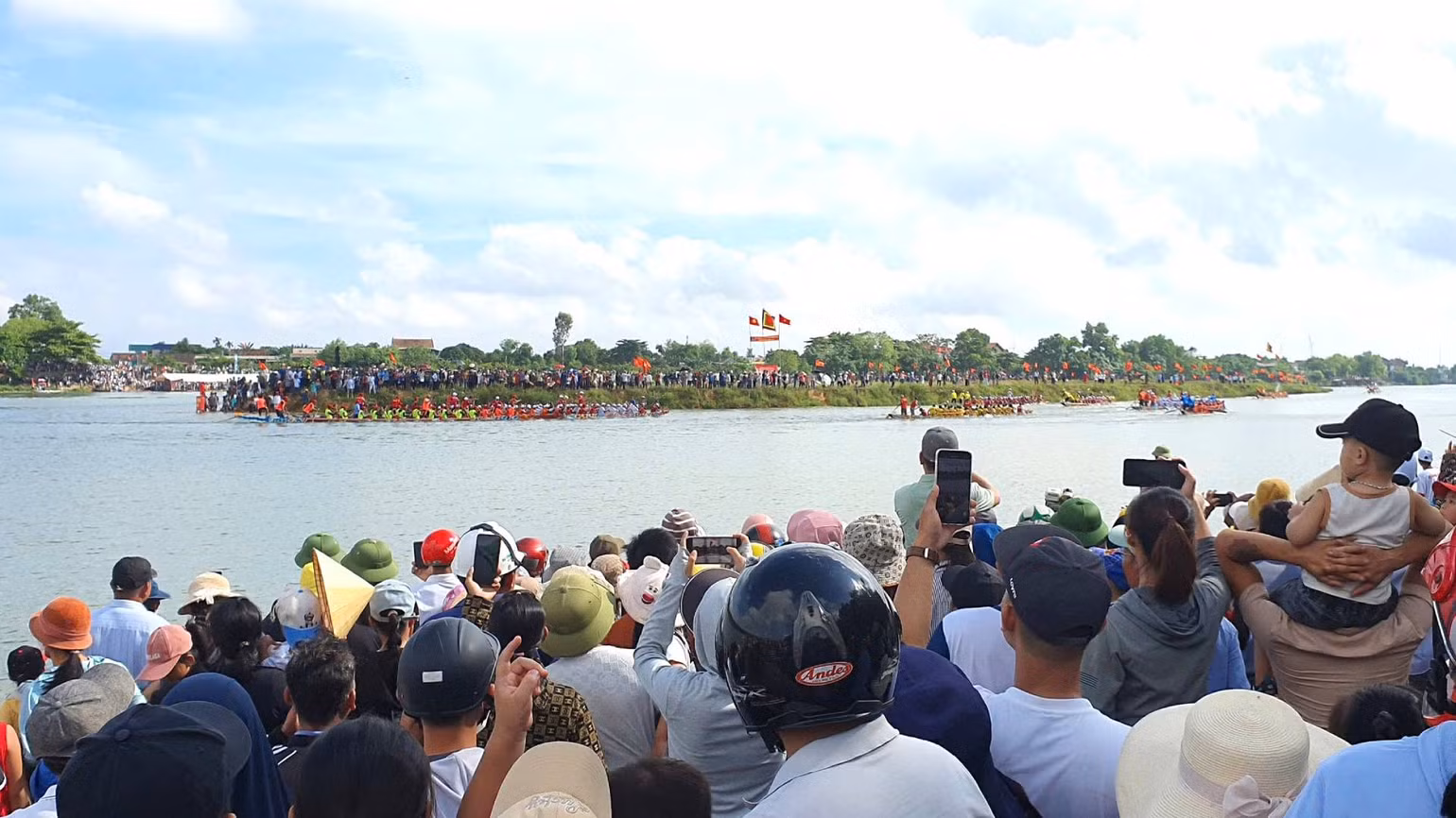 Hàng vạn người dân địa phương và du khách đã đổ về thị trấn Kiến Giang và 2 bên bờ sông Kiến Giang để cổ vũ làm cho không gian lễ hội càng thêm phần sôi động, hào sảng.