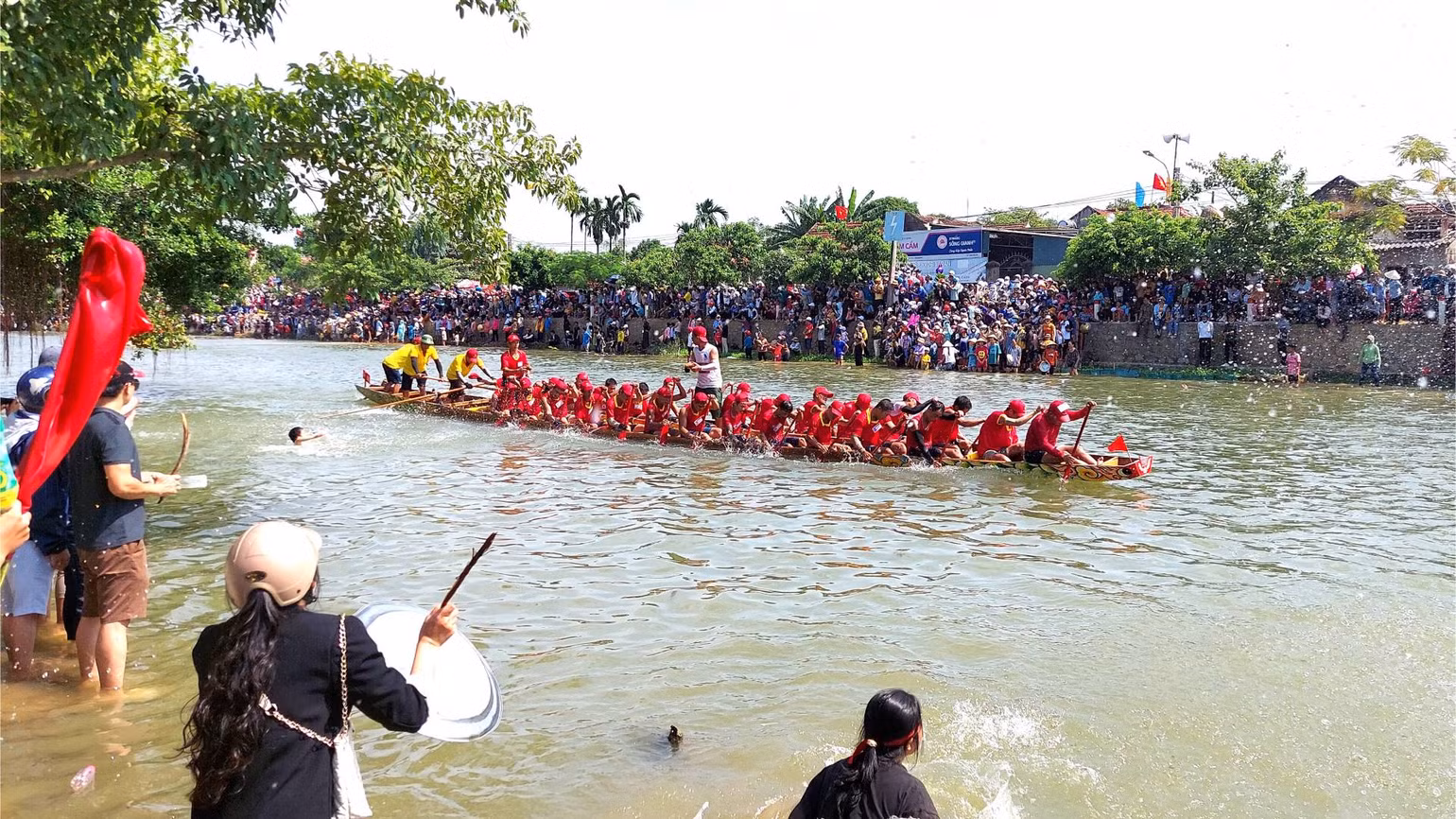 Có nghiên cứu nhà văn hóa dân gian cho rằng, dòng sông Kiến Giang chính là không gian lễ hội đặc sắc, riêng có, góp phần làm nên sức sống và sự hấp dẫn của Lễ hội đua, bơi thuyền Lệ Thủy.