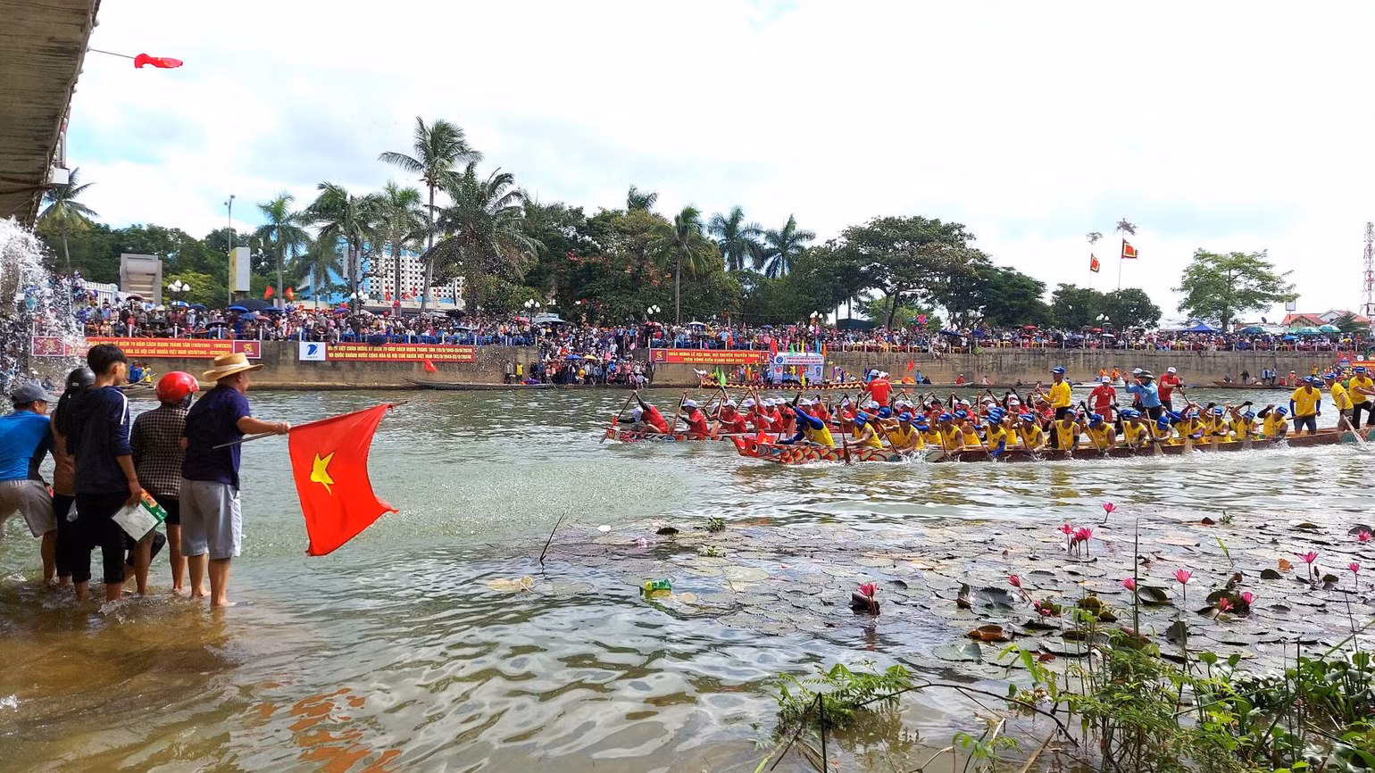 Chính cổ động viên là những người làm nên không khí sôi động, độc đáo riêng có của Lễ hội đua, bơi thuyền truyền thống Lệ Thủy.