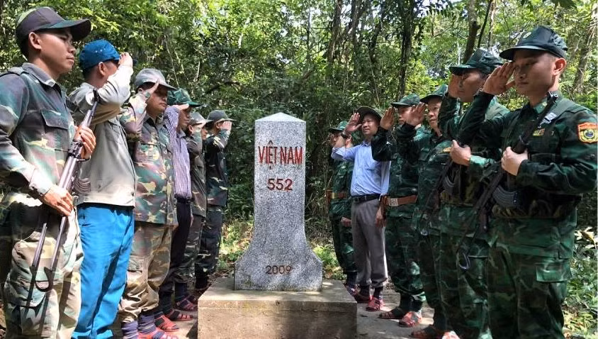Đội công tác của Đồn Biên phòng Làng Mô và xã Trường Sơn cùng lực lượng bảo vệ biên giới của Lào chào cột mốc quốc giới. Đội công tác của Đồn Biên phòng Làng Mô và xã Trường Sơn cùng lực lượng bảo vệ biên giới của Lào chào cột mốc quốc giới.