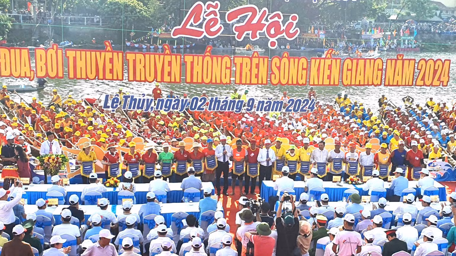 Lãnh đạo huyện Lệ Thủy trao cờ lưu niệm, trao các giải thưởng cho các thuyền đoạt giải cao.