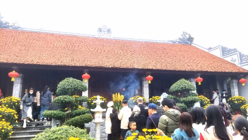 Người dân xếp hàng trật tự vào dâng hương ở chùa Hoằng Phúc.
