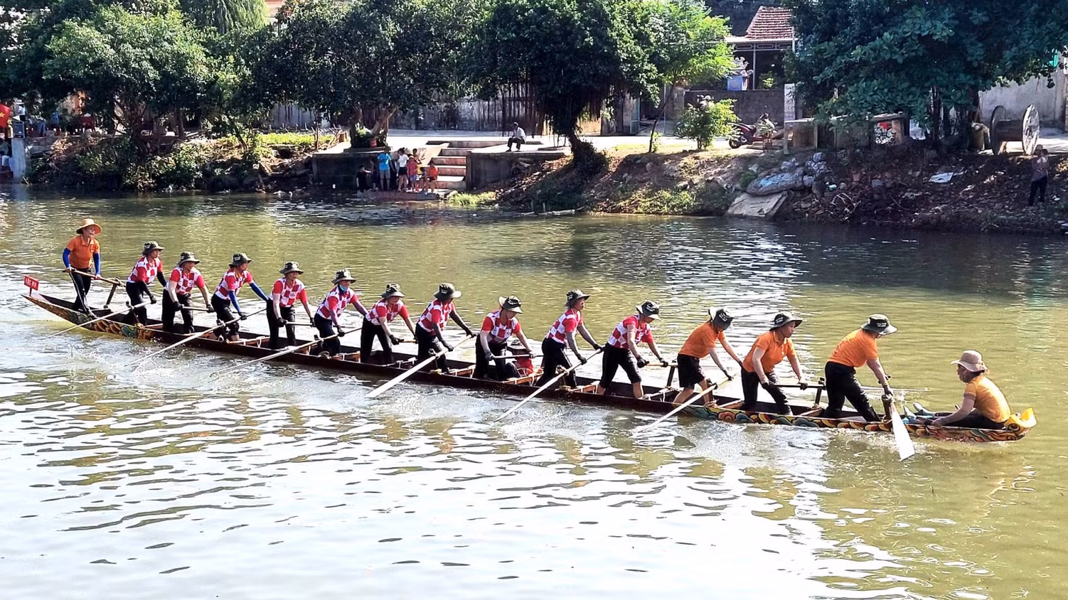 Phụ nữ Lệ Thủy vốn gắn bó với đồng ruộng và gia đình nhưng khi thành vận động viên, họ cũng đua tranh quyết liệt không kém nam giới. Phụ nữ Lệ Thủy vốn gắn bó với đồng ruộng và gia đình nhưng khi thành vận động viên, họ cũng đua tranh quyết liệt không kém nam giới.