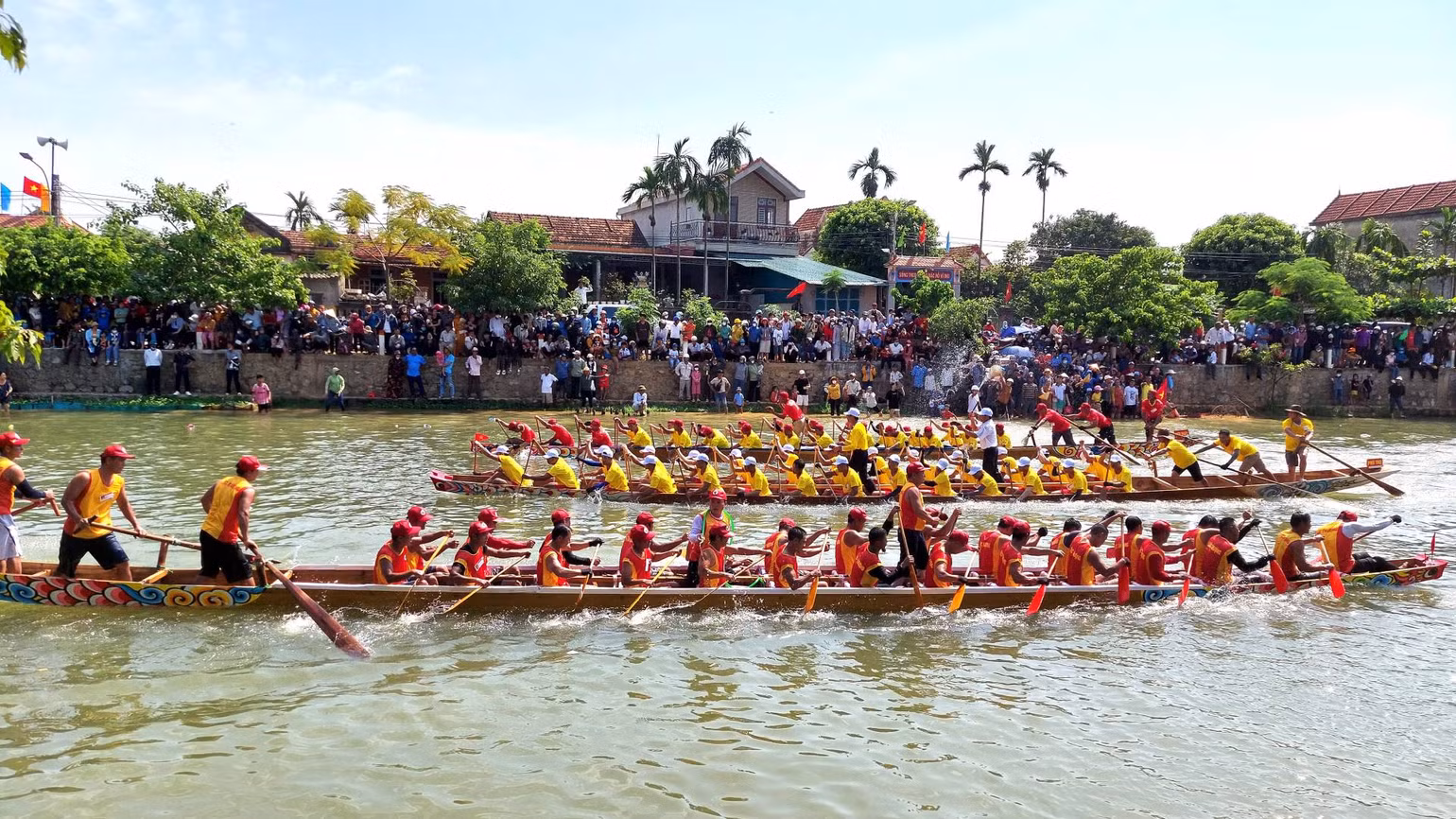Càng về cuối nguồn, lòng sông Kiến Giang càng hẹp, người dân có thêm thuận lợi để cổ vũ các thuyền bơi. Càng về cuối nguồn, lòng sông Kiến Giang càng hẹp, người dân có thêm thuận lợi để cổ vũ các thuyền bơi.