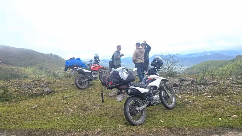 Khách du lịch nước ngoài tham quan cung đường Hồ Chí Minh nhánh tây đoạn giữa 2 tỉnh Quảng Bình và Quảng Trị bằng xe mô-tô. Khách du lịch nước ngoài tham quan cung đường Hồ Chí Minh nhánh tây đoạn giữa 2 tỉnh Quảng Bình và Quảng Trị bằng xe mô-tô.