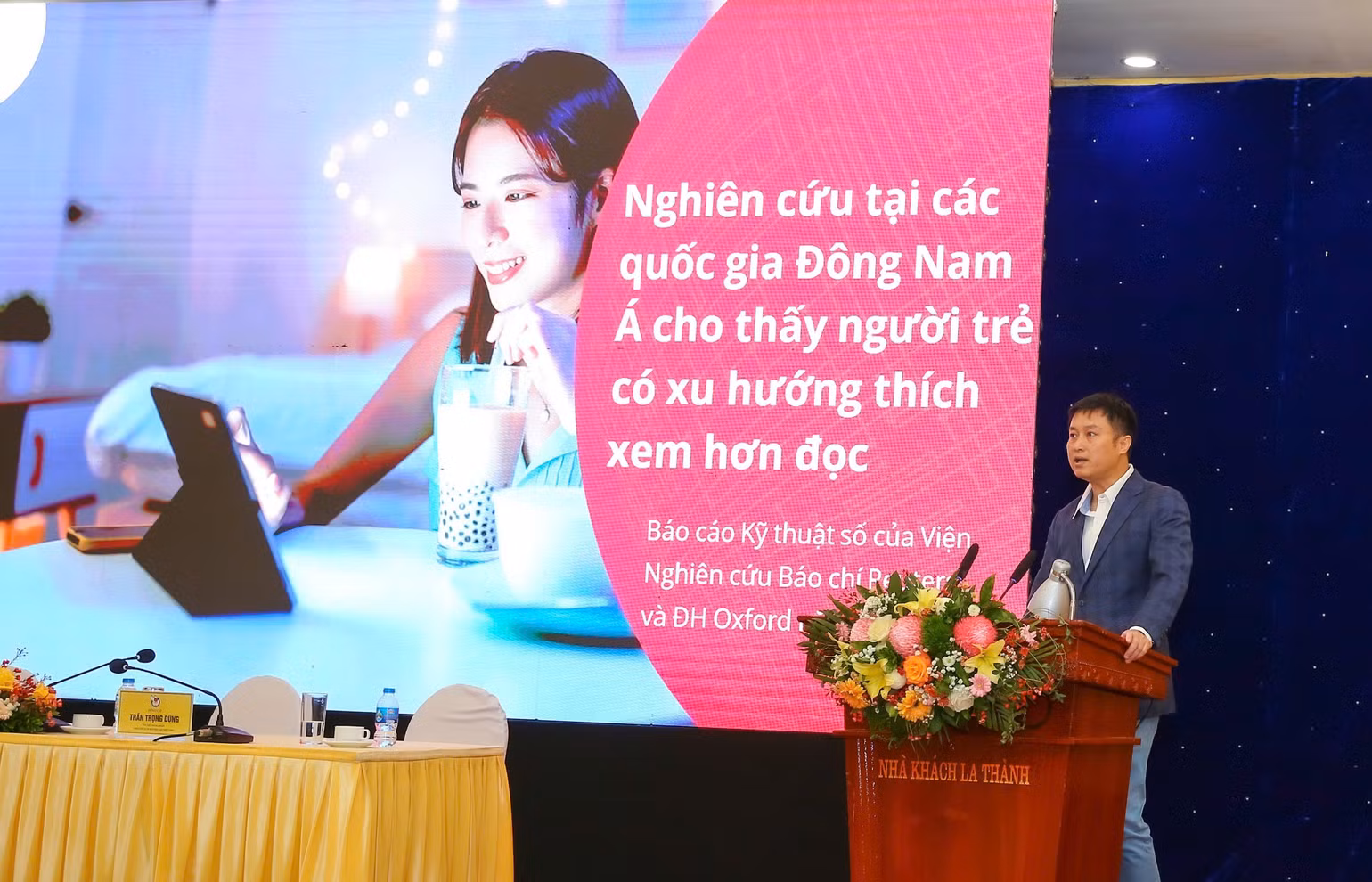Nhà báo Nguyễn Hoàng Nhật trình bày tham luận.