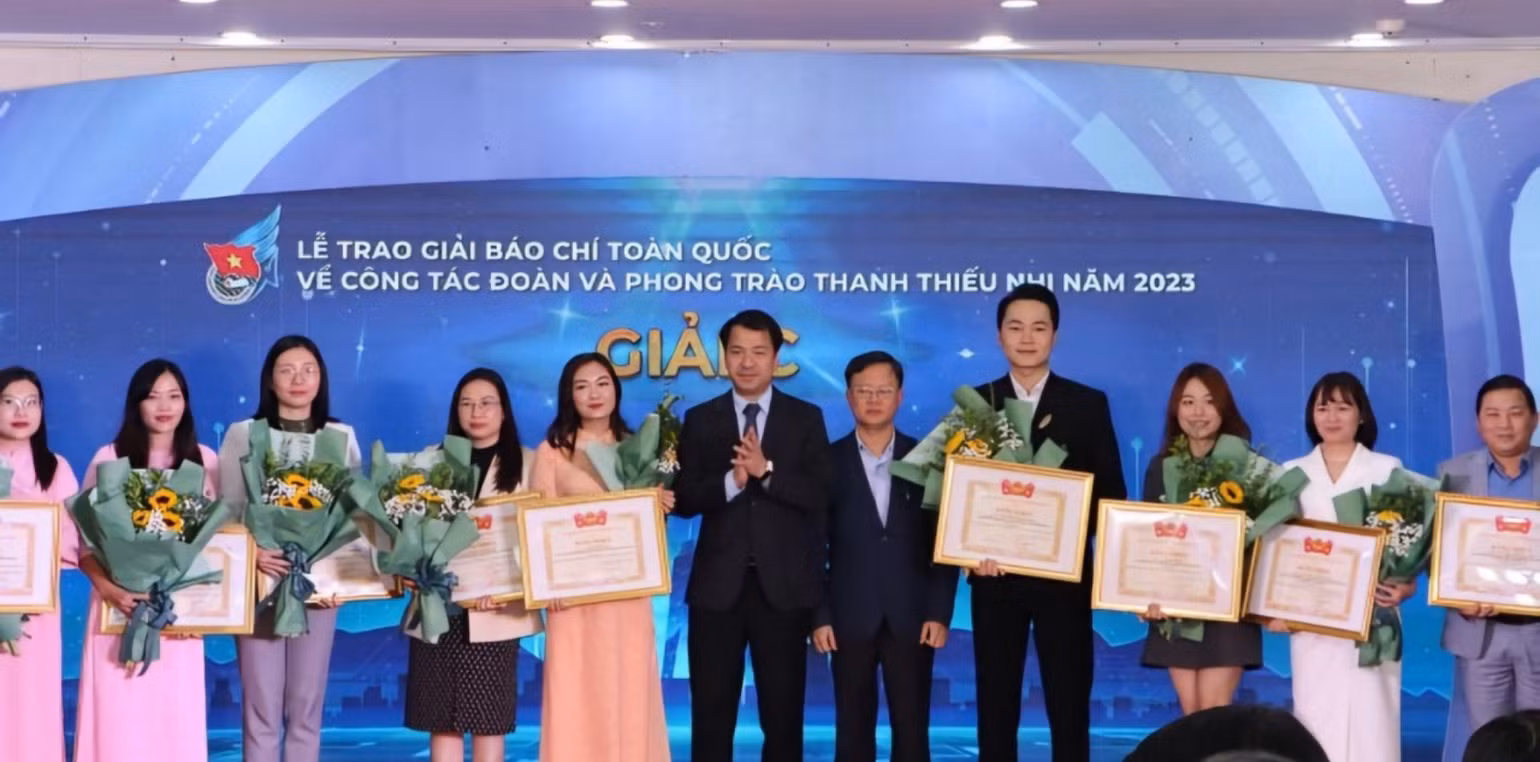 Các tác giả, nhóm tác giả được trao giải C. Các tác giả, nhóm tác giả được trao giải C.