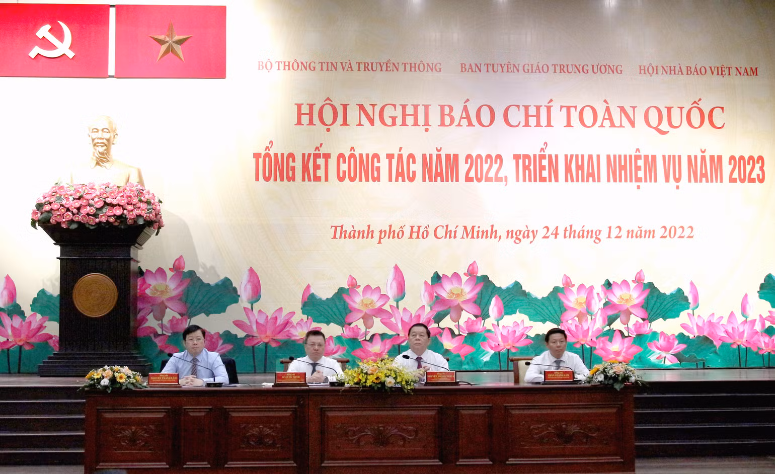 Ban chủ trì Hội nghị tổng kết công tác báo chí toàn quốc năm 2022. (Ảnh: THẾ ANH)