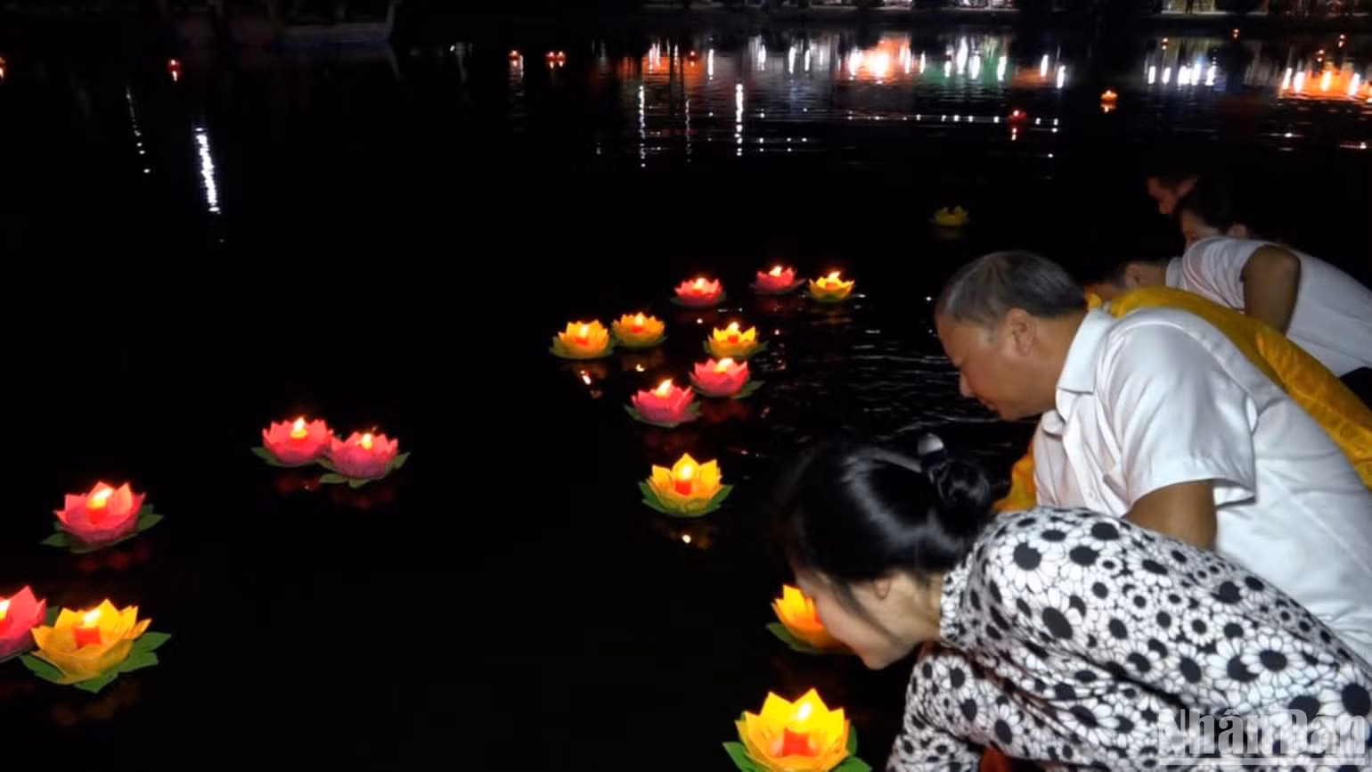 Đại diện lãnh đạo Huyện ủy, Ủy ban nhân dân huyện Vũ Thư thả những bông hoa đăng xuống hồ nước trong Khu di tích quốc gia đặc biệt chùa Keo. Đại diện lãnh đạo Huyện ủy, Ủy ban nhân dân huyện Vũ Thư thả những bông hoa đăng xuống hồ nước trong Khu di tích quốc gia đặc biệt chùa Keo.