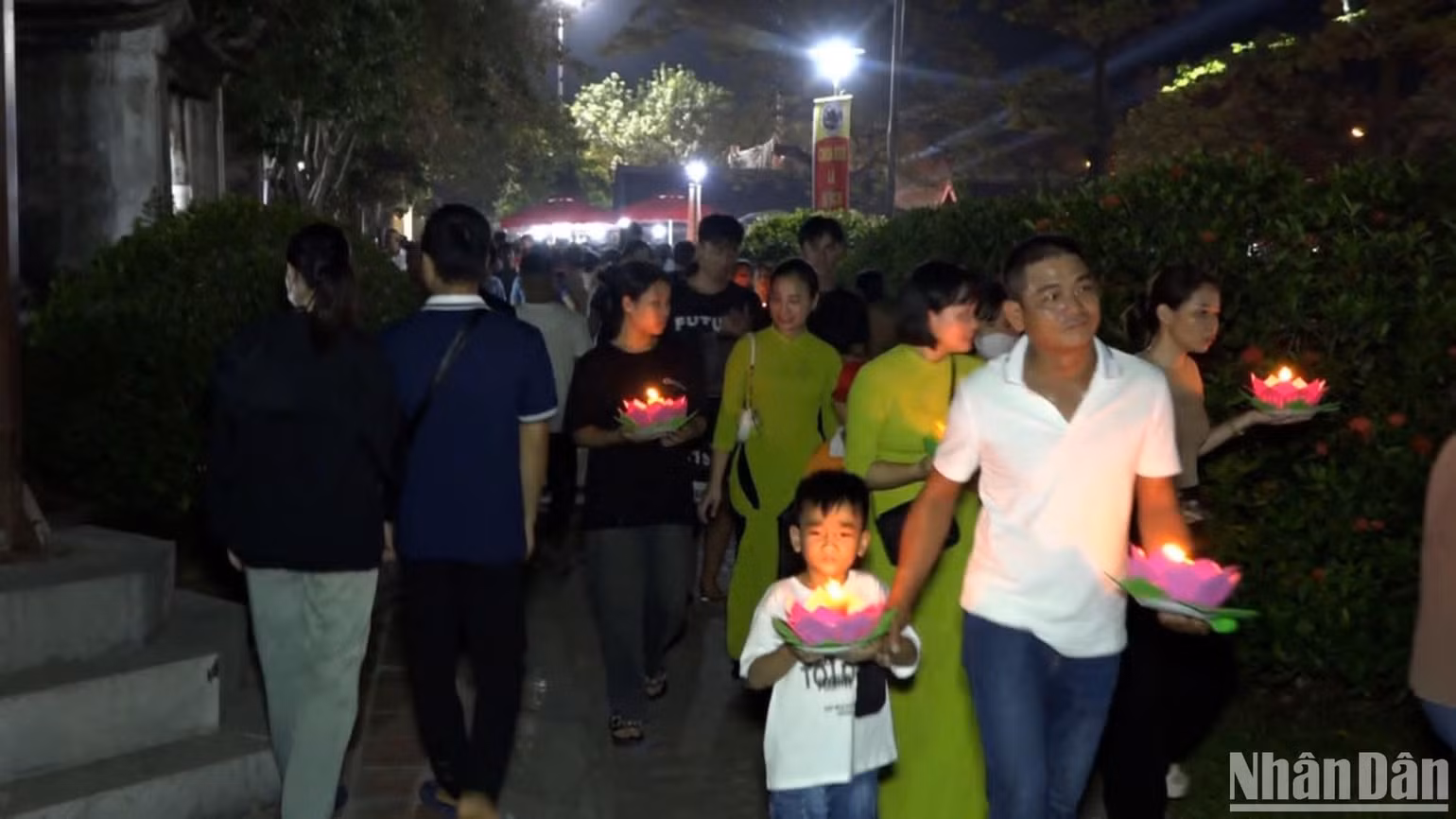 Đông đảo người dân và du khách thập phương tới tham dự và tự tay thắp những bông hoa đăng cho riêng mình. Đông đảo người dân và du khách thập phương tới tham dự và tự tay thắp những bông hoa đăng cho riêng mình.