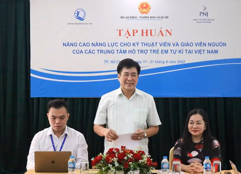 Giám đốc Quỹ Bảo trợ trẻ em Việt Nam, TS Hoàng Văn Tiến, chia sẻ thông tin tại buổi tập huấn (Ảnh: NFVC).