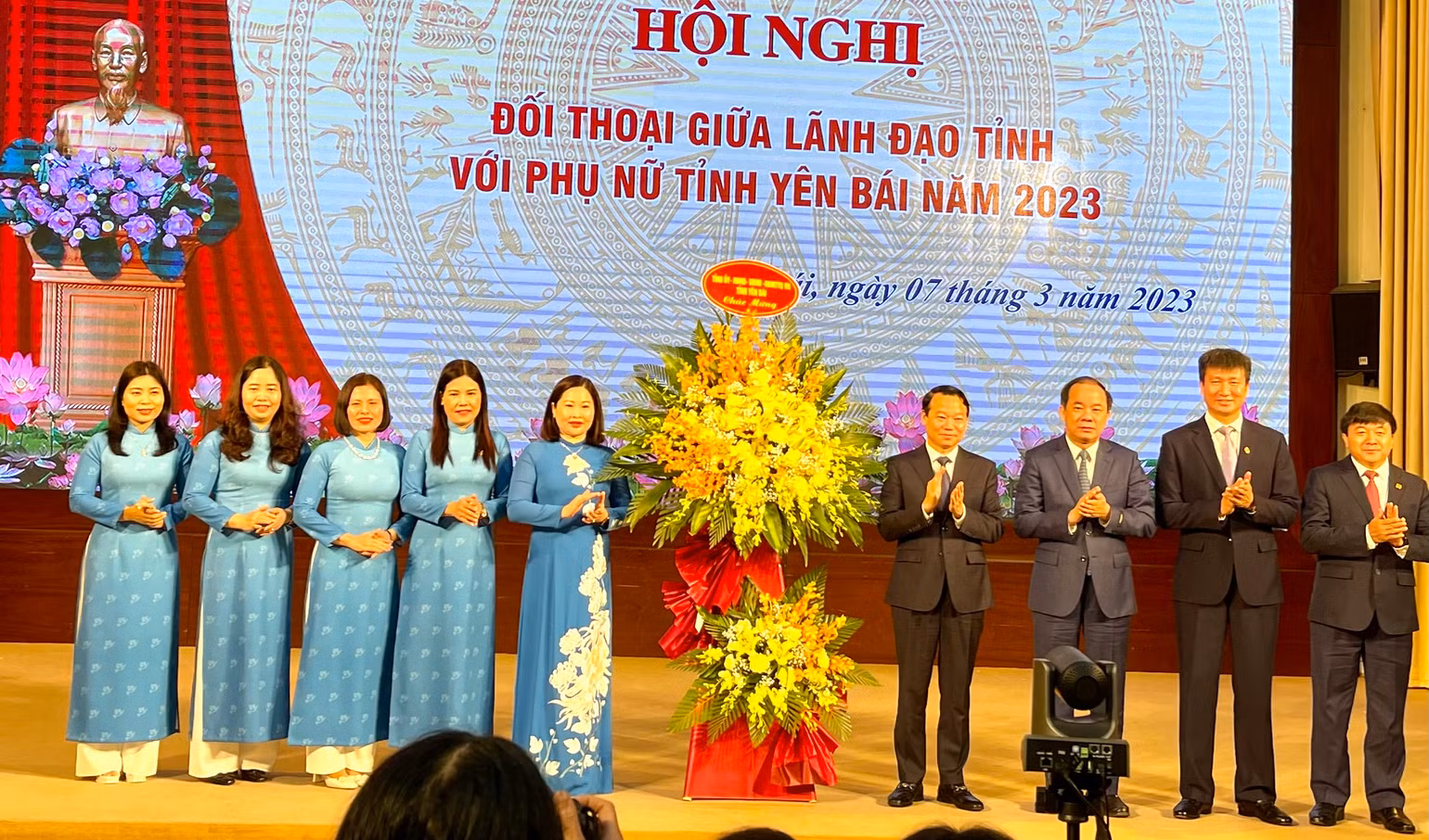 Tặng hoa nhân kỷ niệm ngày Quốc tế Phụ nữ 8/3.