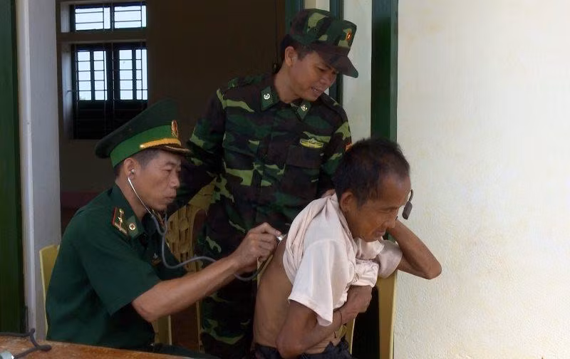 Khám, chữa bệnh cho người dân bản Nậm Táy, huyện Sầm Tớ.