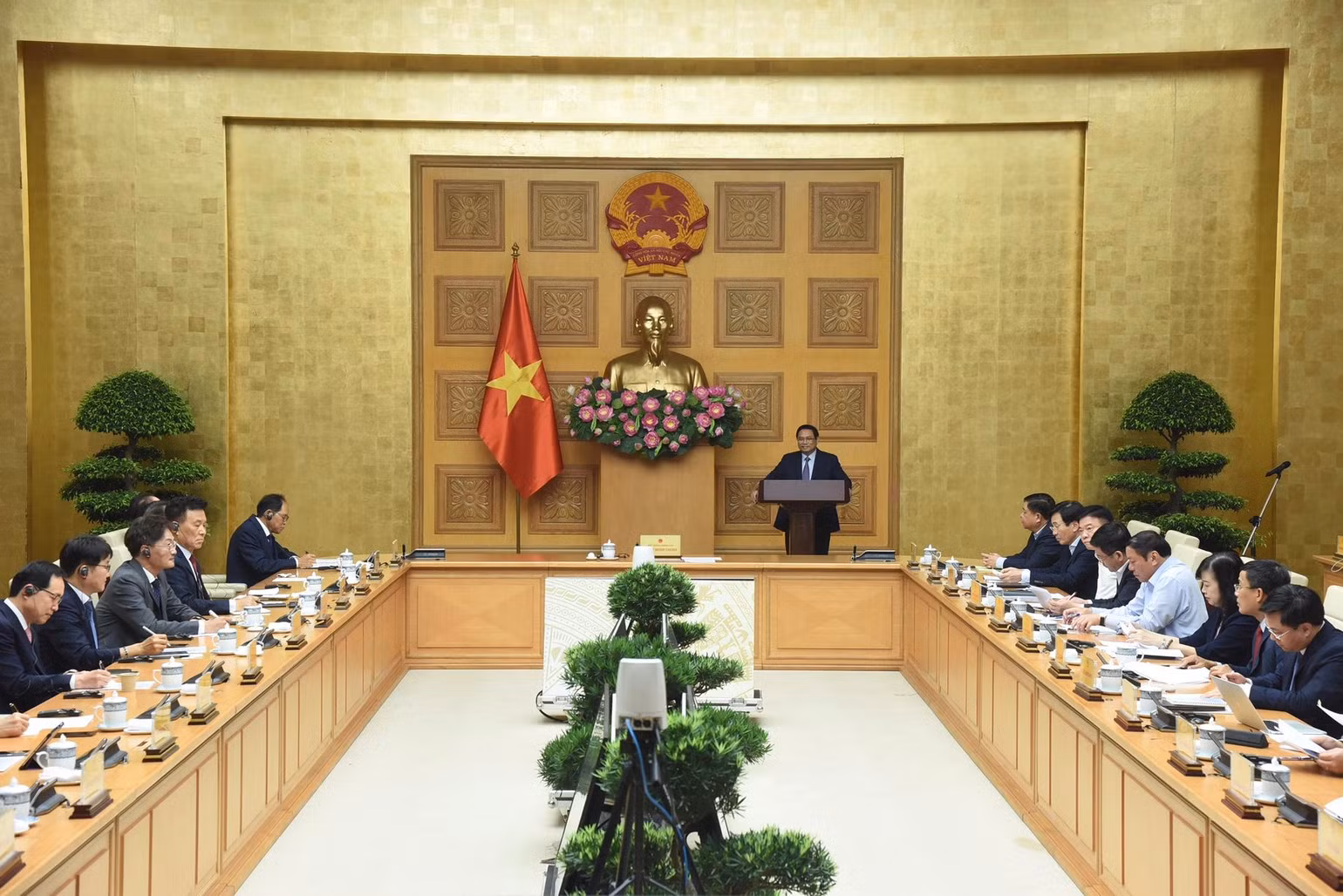 Thủ tướng Phạm Minh Chính chủ trì cuộc đối thoại với hiệp hội, doanh nghiệp Hàn Quốc tại Việt Nam. Thủ tướng Phạm Minh Chính chủ trì cuộc đối thoại với hiệp hội, doanh nghiệp Hàn Quốc tại Việt Nam.