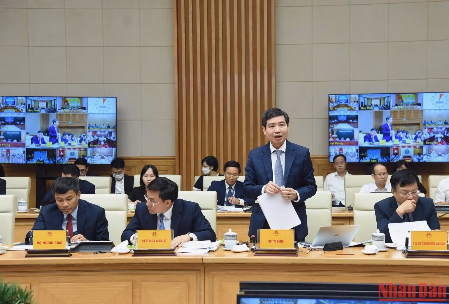 Đại diện Bộ Tài chính phát biểu tại buổi làm việc. Đại diện Bộ Tài chính phát biểu tại buổi làm việc.