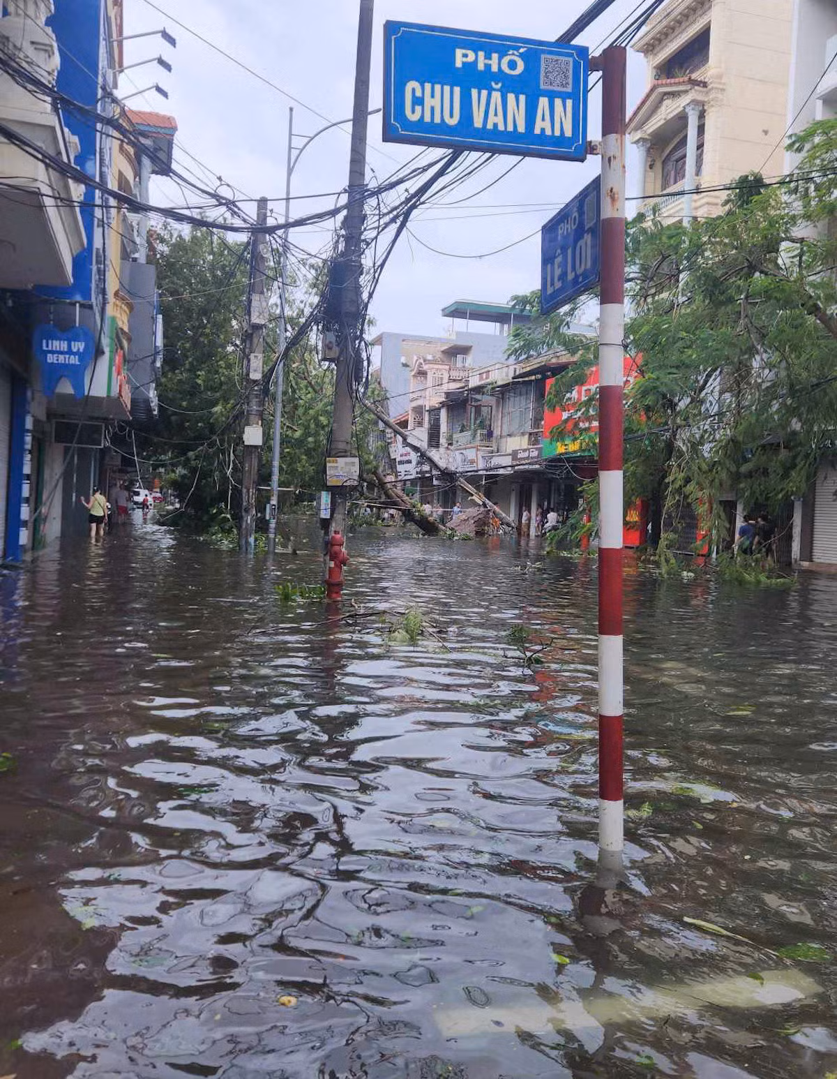 Ngập tại các đường Chu Văn An, Lê Lợi, quận Ngô Quyền, Hải Phòng. (Ảnh: ÁNH DƯƠNG) Ngập tại các đường Chu Văn An, Lê Lợi, quận Ngô Quyền, Hải Phòng. (Ảnh: ÁNH DƯƠNG)