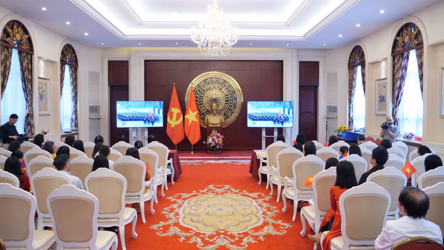 Toàn cảnh buổi cầu truyền hình Lễ diễu binh, diễu hành và Lễ kỷ niệm 50 năm Giải phóng miền nam, thống nhất đất nước.