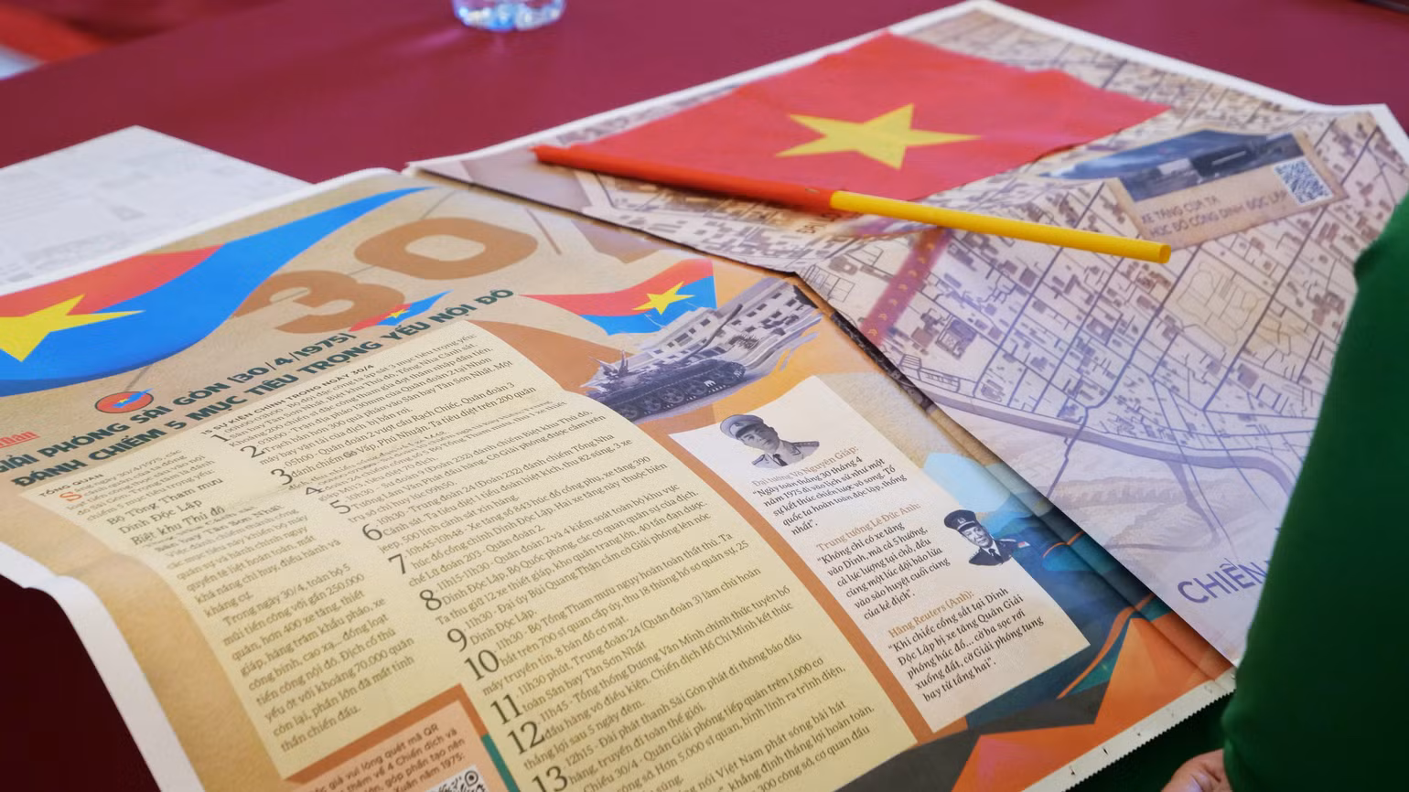 Ấn phẩm phụ san đặc biệt Kỷ niệm 50 năm Giải phóng miền nam, thống nhất đất nước của Báo Nhân Dân hiện diện tại buổi lễ.