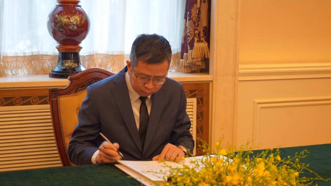 Đại sứ Phạm Thanh Bình ghi sổ tang.