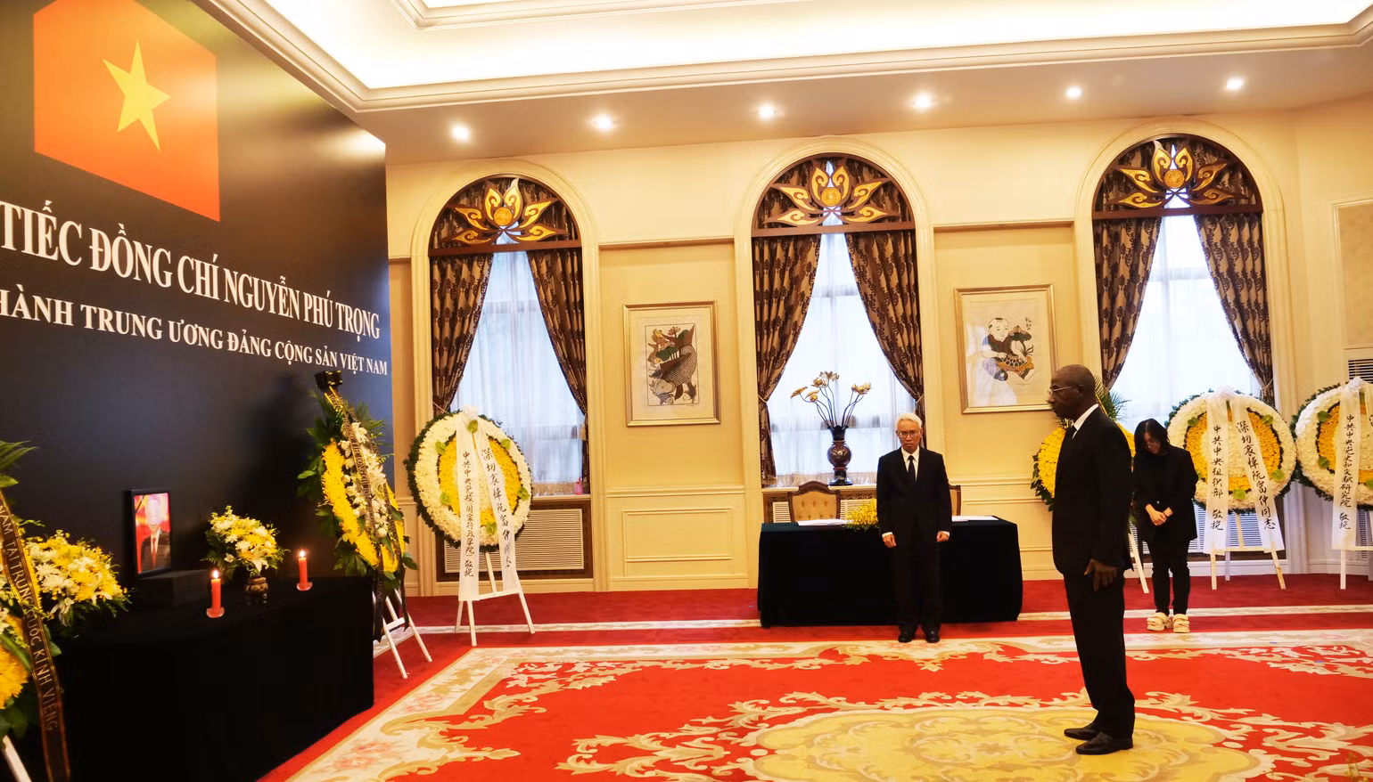 Đại diện Đoàn ngoại giao các nước tại Bắc Kinh đến viếng Tổng Bí thư Nguyễn Phú Trọng.