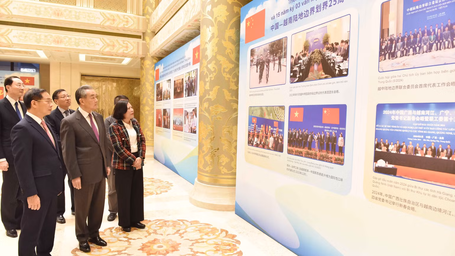 Phó Thủ tướng Chính phủ Bùi Thanh Sơn và đồng chí Vương Nghị tham quan Triển lãm ảnh phân giới cắm mốc và hợp tác biên giới trên đất liền Việt Nam-Trung Quốc.