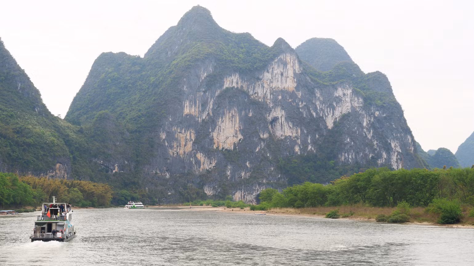 Núi đá vôi bên dòng sông Ly Giang, thành phố Quế Lâm. (Ảnh: Hồ Quân) Núi đá vôi bên dòng sông Ly Giang, thành phố Quế Lâm. (Ảnh: Hồ Quân)