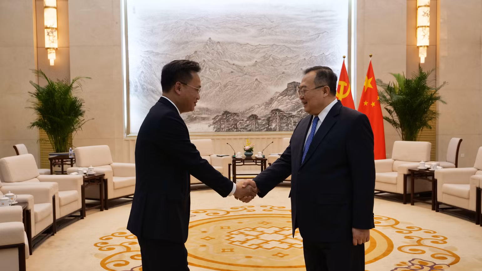 Đồng chí Lưu Kiến Siêu chào đón đồng chí Nguyễn Hữu Nghĩa. Đồng chí Lưu Kiến Siêu chào đón đồng chí Nguyễn Hữu Nghĩa.