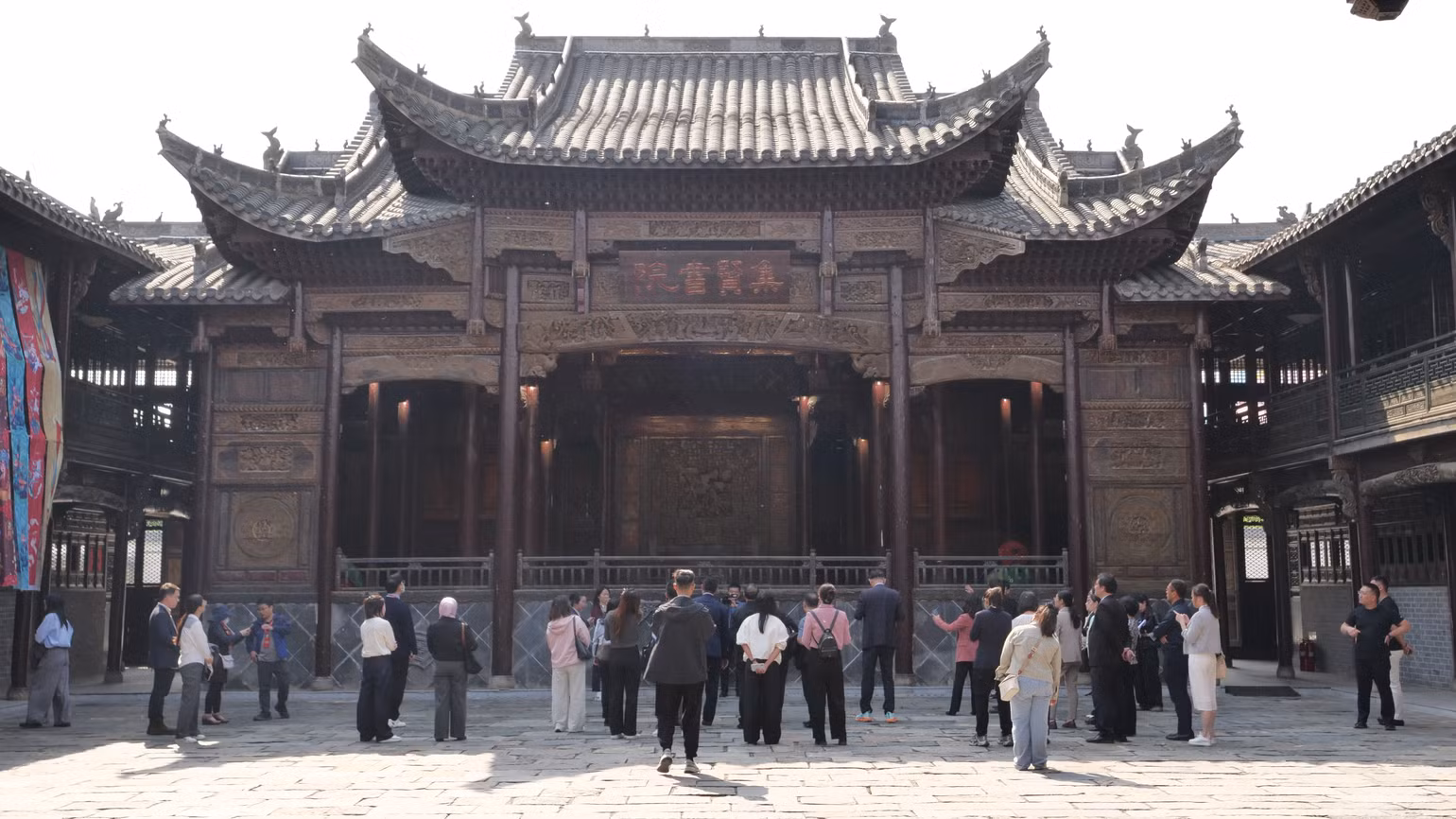 Các đại biểu tham quan Vườn văn hóa truyền thống danh nhân Trung Quốc. Các đại biểu tham quan Vườn văn hóa truyền thống danh nhân Trung Quốc.