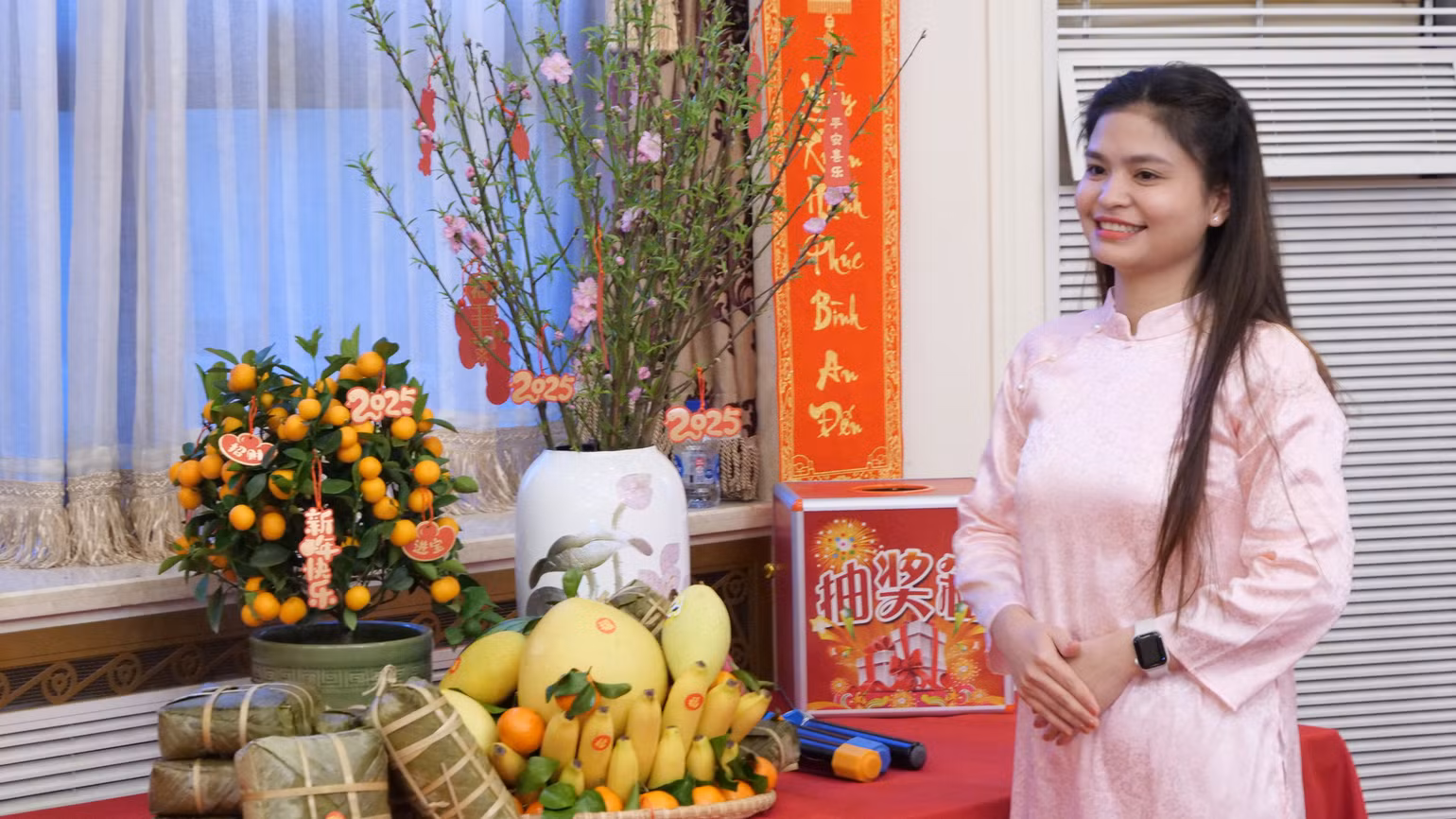 Lưu học sinh Việt Nam tại Bắc Kinh chụp hình tại góc Xuân 2025.