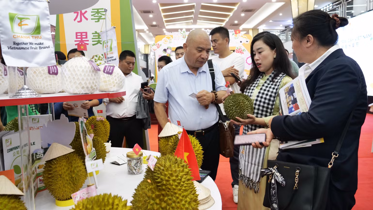 Lễ hội trái cây Việt Nam được tổ chức tại Bắc Kinh, Trung Quốc, tháng 9/2024, thu hút sự quan tâm của doanh nghiệp và người tiêu dùng sở tại. Lễ hội trái cây Việt Nam được tổ chức tại Bắc Kinh, Trung Quốc, tháng 9/2024, thu hút sự quan tâm của doanh nghiệp và người tiêu dùng sở tại.