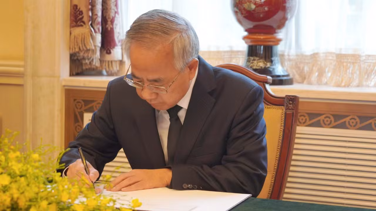 Đồng chí Hồ Xuân Hoa ghi sổ tang. Đồng chí Hồ Xuân Hoa ghi sổ tang.