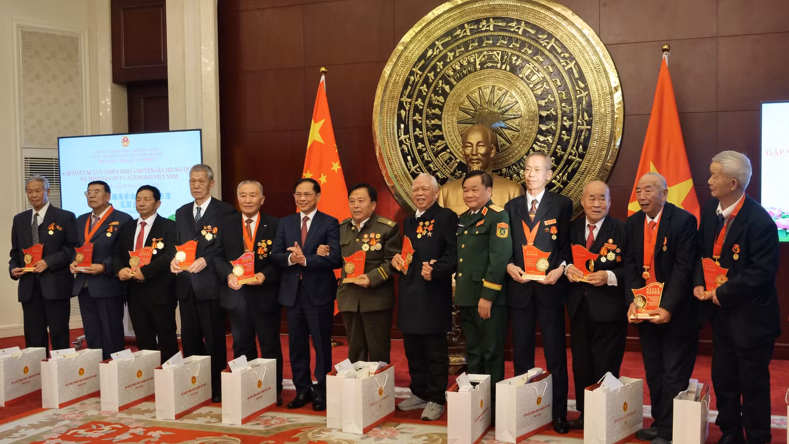 Phó Thủ tướng, Bộ trưởng Ngoại giao Bùi Thanh Sơn và Thứ trưởng Quốc phòng Hoàng Xuân Chiến tặng quà các cựu chiến binh, chuyên gia Trung Quốc. Phó Thủ tướng, Bộ trưởng Ngoại giao Bùi Thanh Sơn và Thứ trưởng Quốc phòng Hoàng Xuân Chiến tặng quà các cựu chiến binh, chuyên gia Trung Quốc.